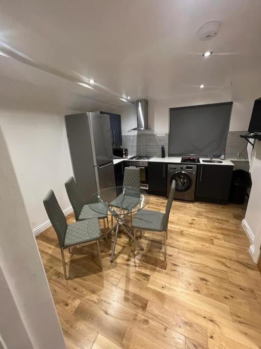 2 Bedroom Apartment In Hampdenrd Londres Exterior foto